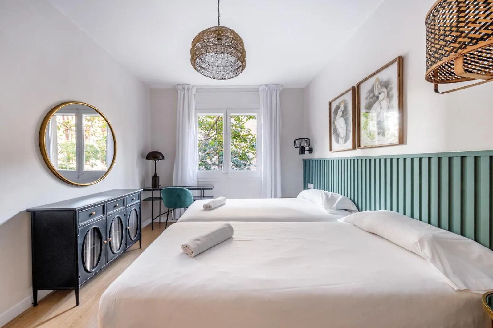 Bebarceloner Eixample Apartments - 4 Bedrooms İspanya