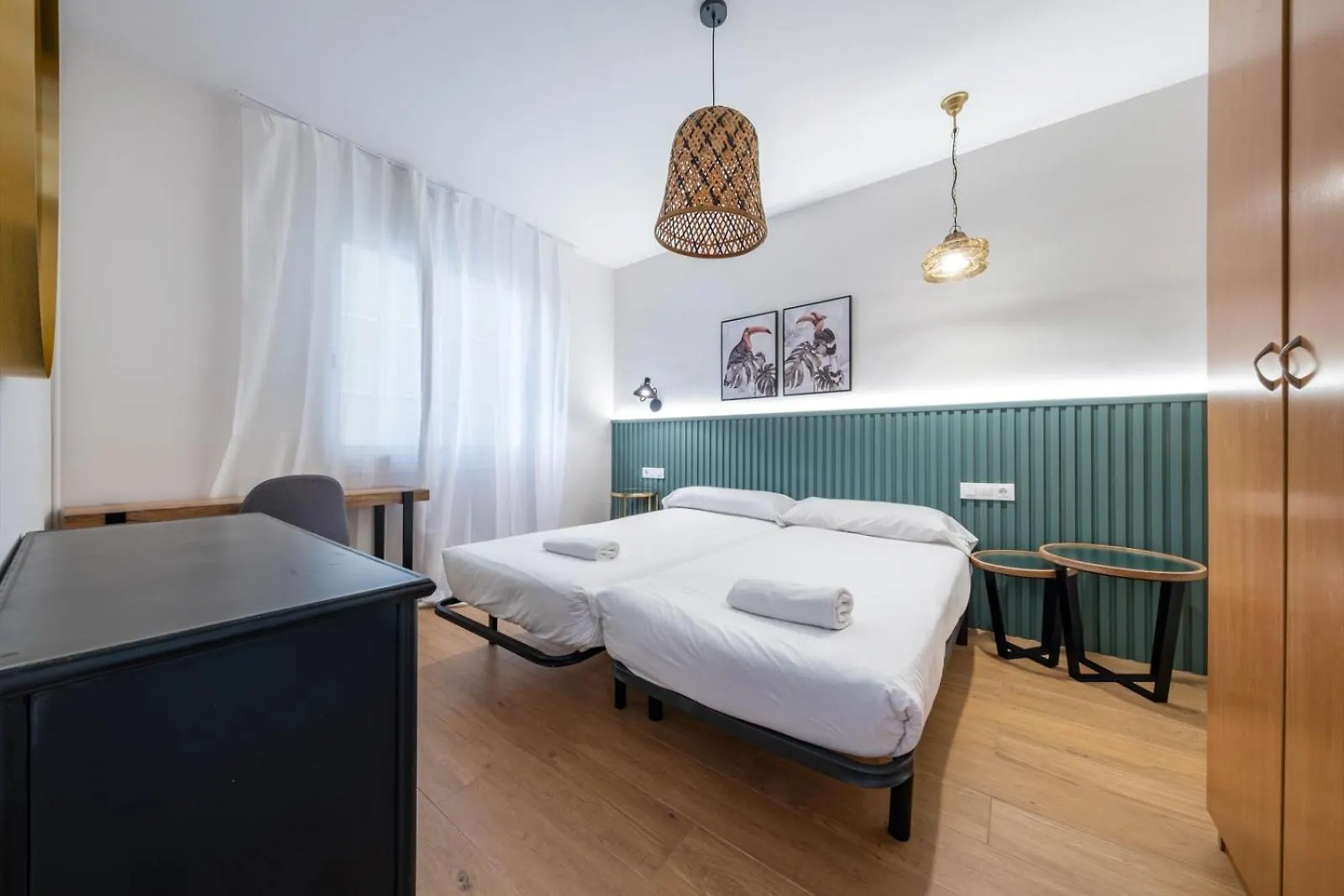 Bebarceloner Eixample Apartments - 4 Bedrooms İspanya